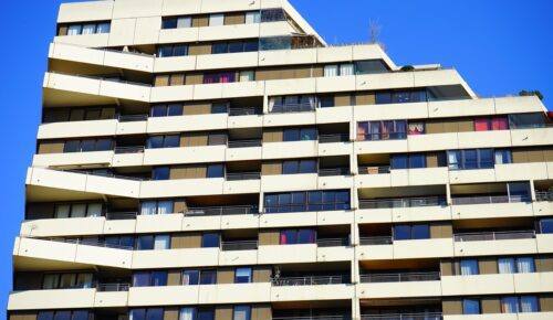 vysoka-budova-s-bytmi-balkonmi-oknami-bratislava-developersky-projekt