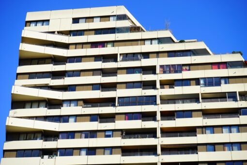 vysoka-budova-s-bytmi-balkonmi-oknami-bratislava-developersky-projekt