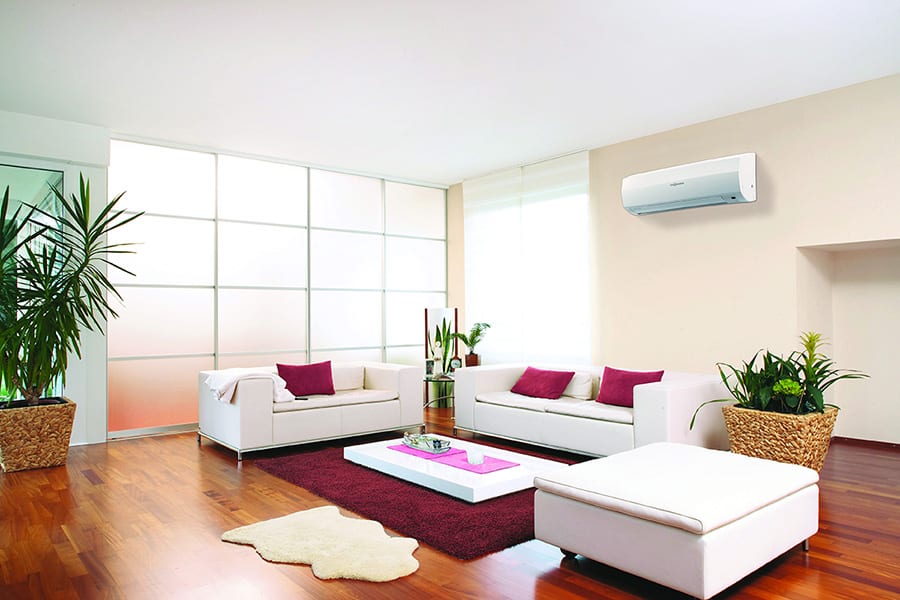 klimatizacia-chladenie-rodinny-dom-sedacka-okno-stol-zavesy