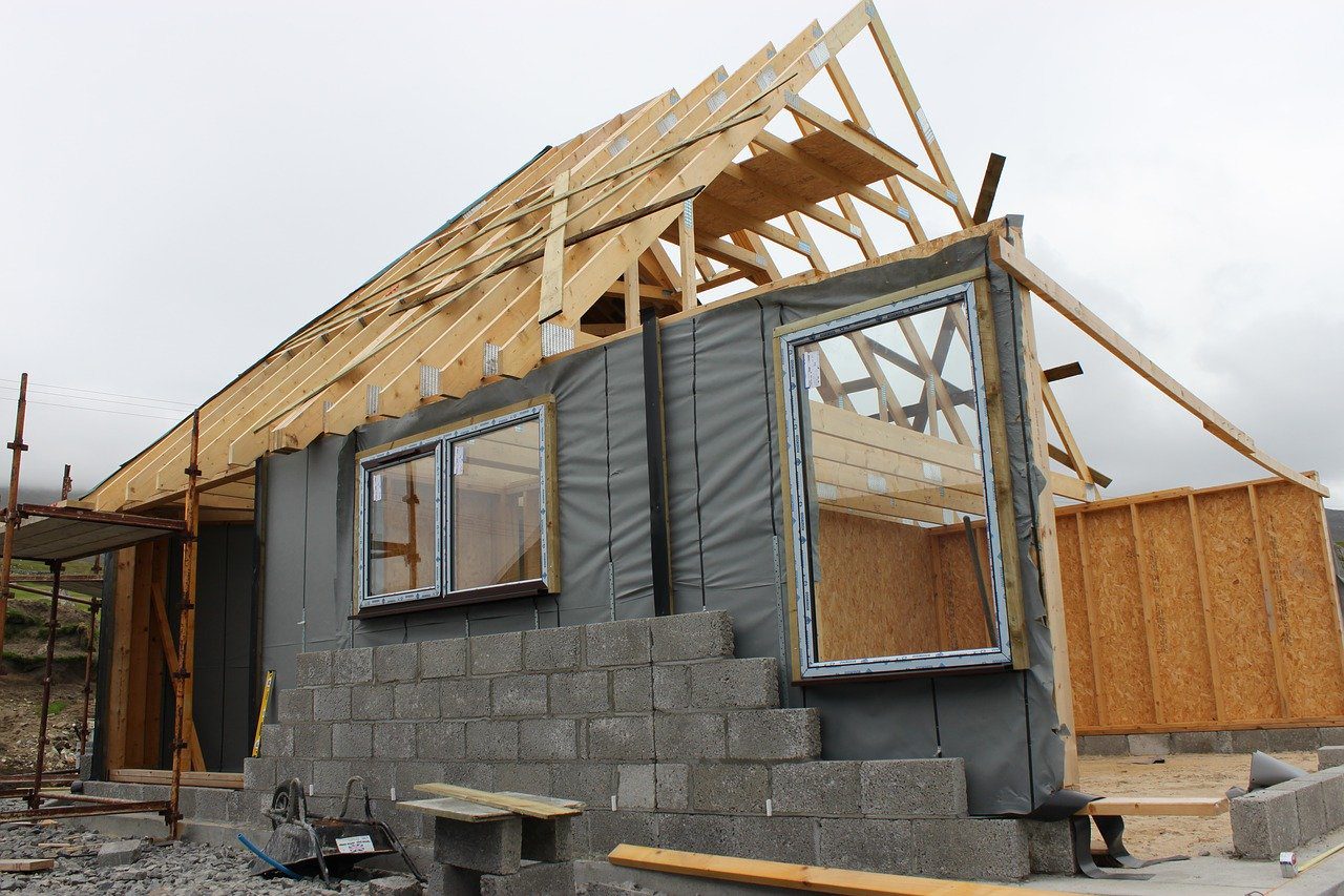 dom-stavba-domu-novostavba-strecha-okna-drevo-krokvy