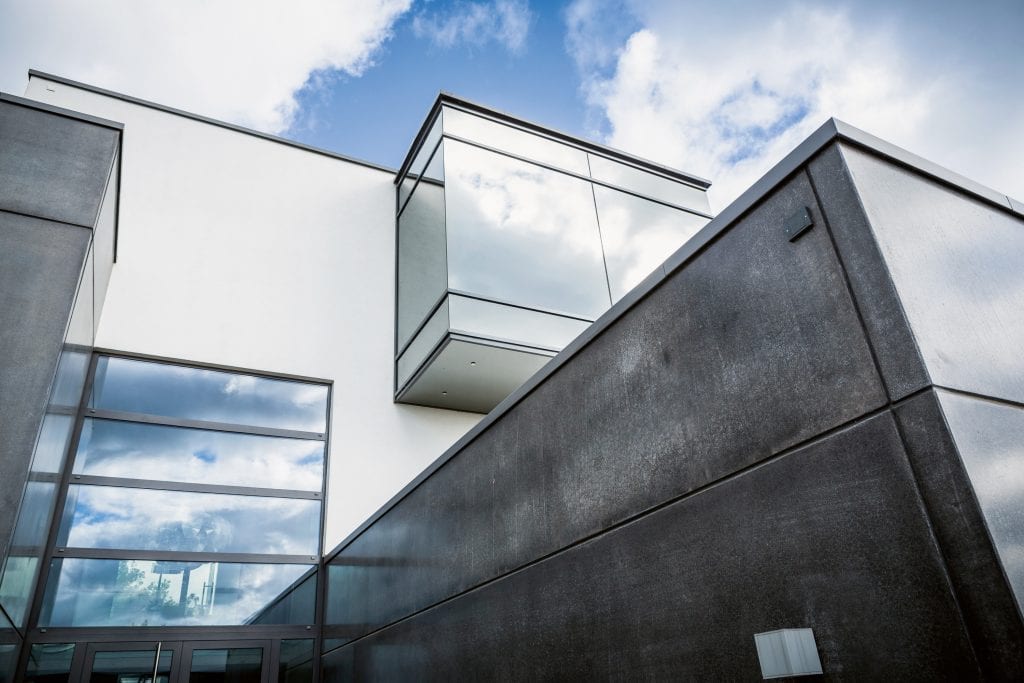 obloha-moderna-budova-okna-beton-architektura